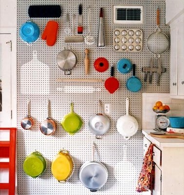 Such a genius technique for keeping small kitchens organized! Pegboards are the way to go. 