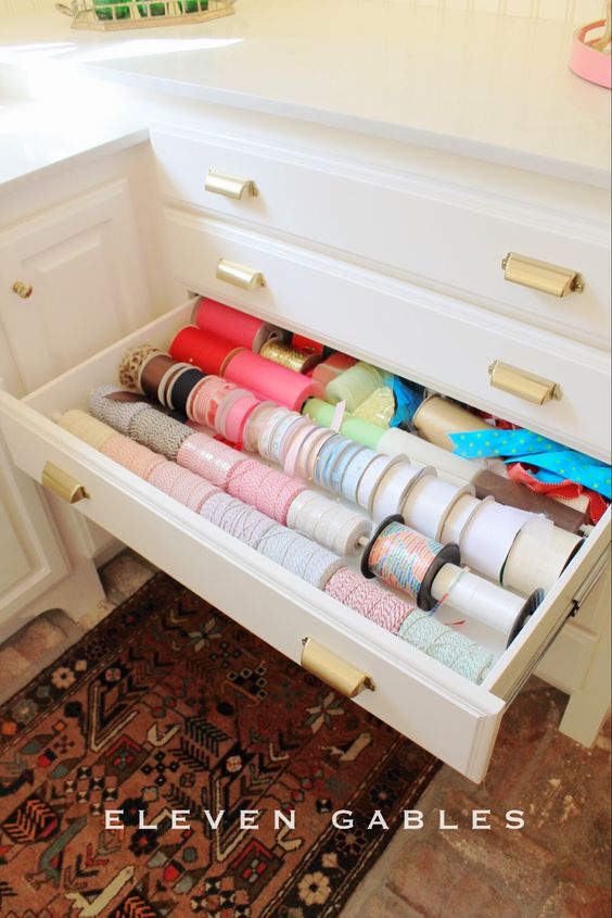Loving these 10 space-saving, order-inducing new uses for tension rods! Who knew?!