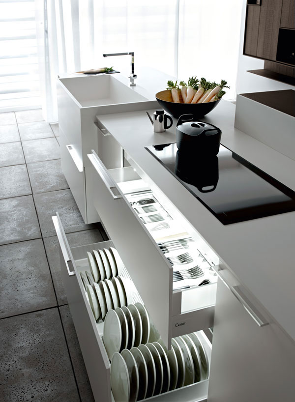 Brilliant use for deep kitchen drawers--plate storage that's neat and easy to reach! 
