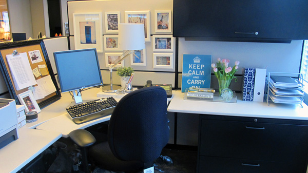 Ask Annie: How Do I Live Simply In A Cubicle?  Cubicle decor office, Cute desk  decor, Work space decor