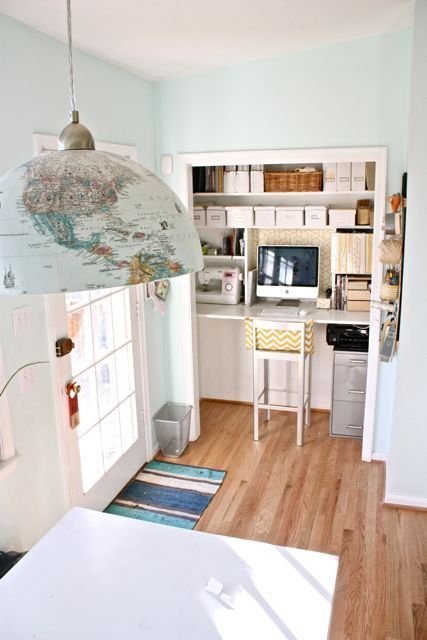 So inspiring! Small spaces and workspaces can co-exist! 