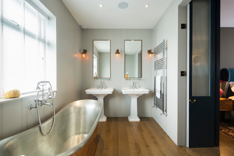 Amazing copper tub from the master bath of this Notting Hill mews house. 