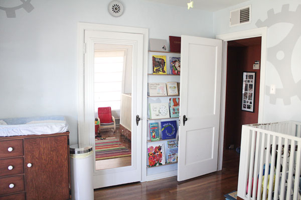 A brilliant way to squeeze more storage into your small space: the behind the door bookcase! 