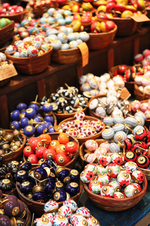 For a clutter-free life: souvenirs to buy and not to buy when you're traveling. 