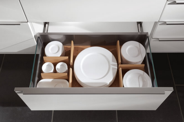 Brilliant use for deep kitchen drawers--plate storage that's neat and easy to reach! 