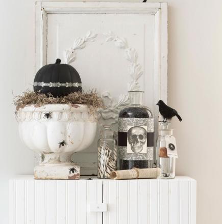 Sanity-saving, wallet-relieving, storage space-freeing rules for holiday decorating.