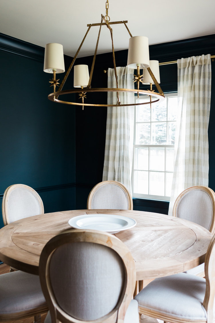 A dramatic dining room that's full of contrast.